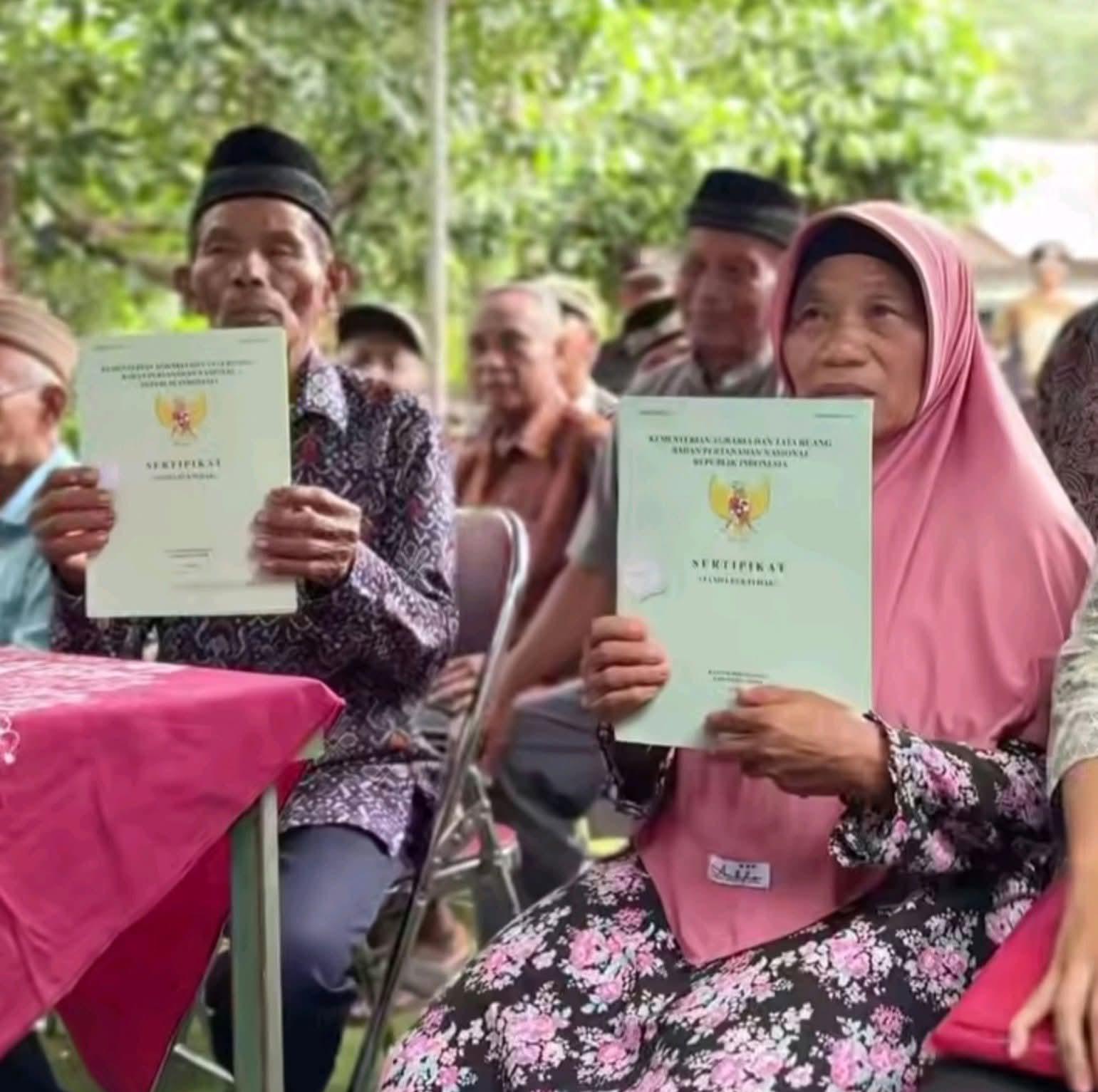 Kejari Bantul Kembalikan Sertipikat Tanah Mbah Tupon